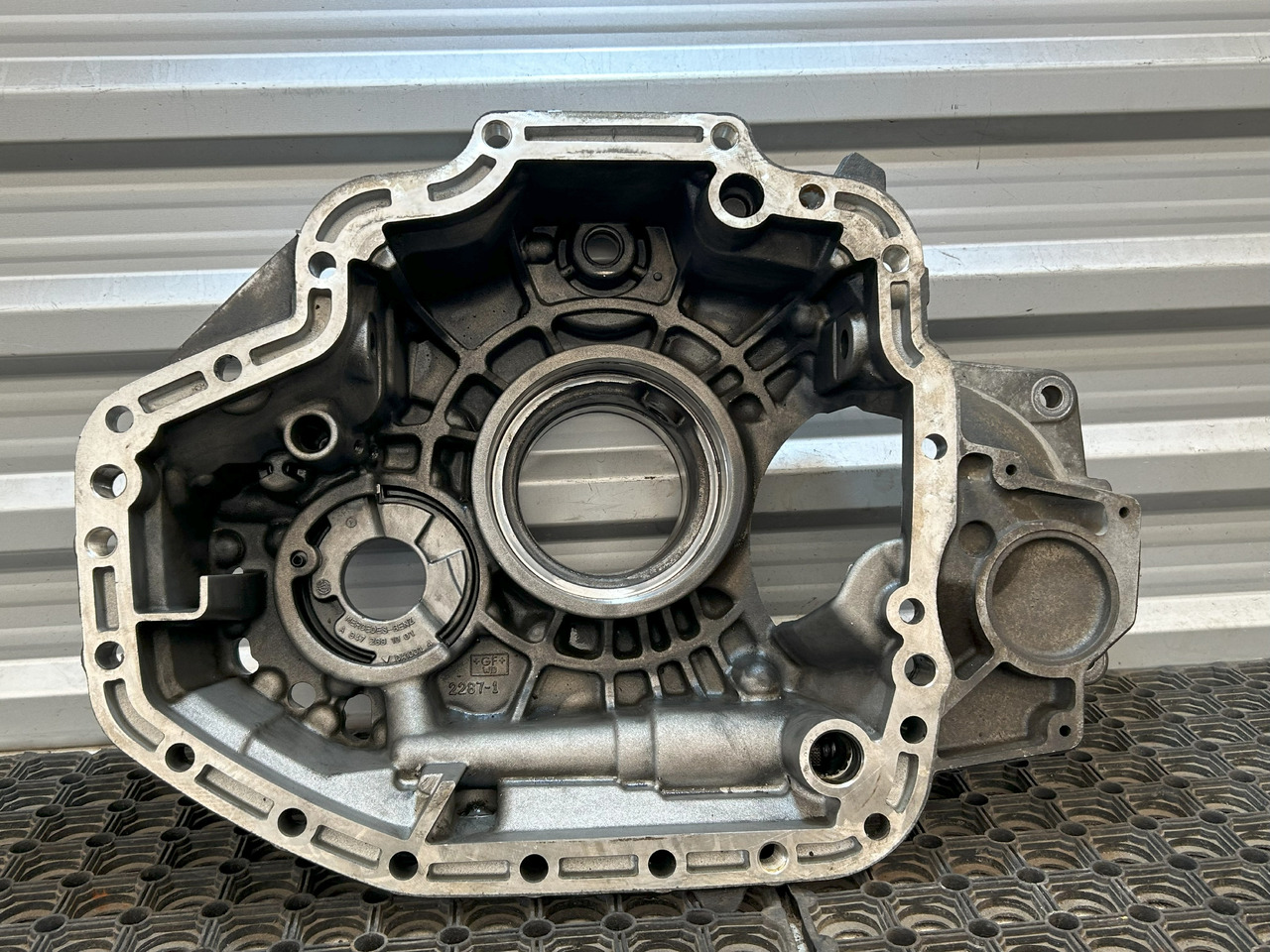 MERCEDES-BENZ AROCS MP4 GEARBOX REAR COVER G330-12 - Prevodovka a diely: obrázok 1 MERCEDES-BENZ AROCS MP4 GEARBOX REAR COVER G330-12 - Prevodovka a diely: obrázok 1