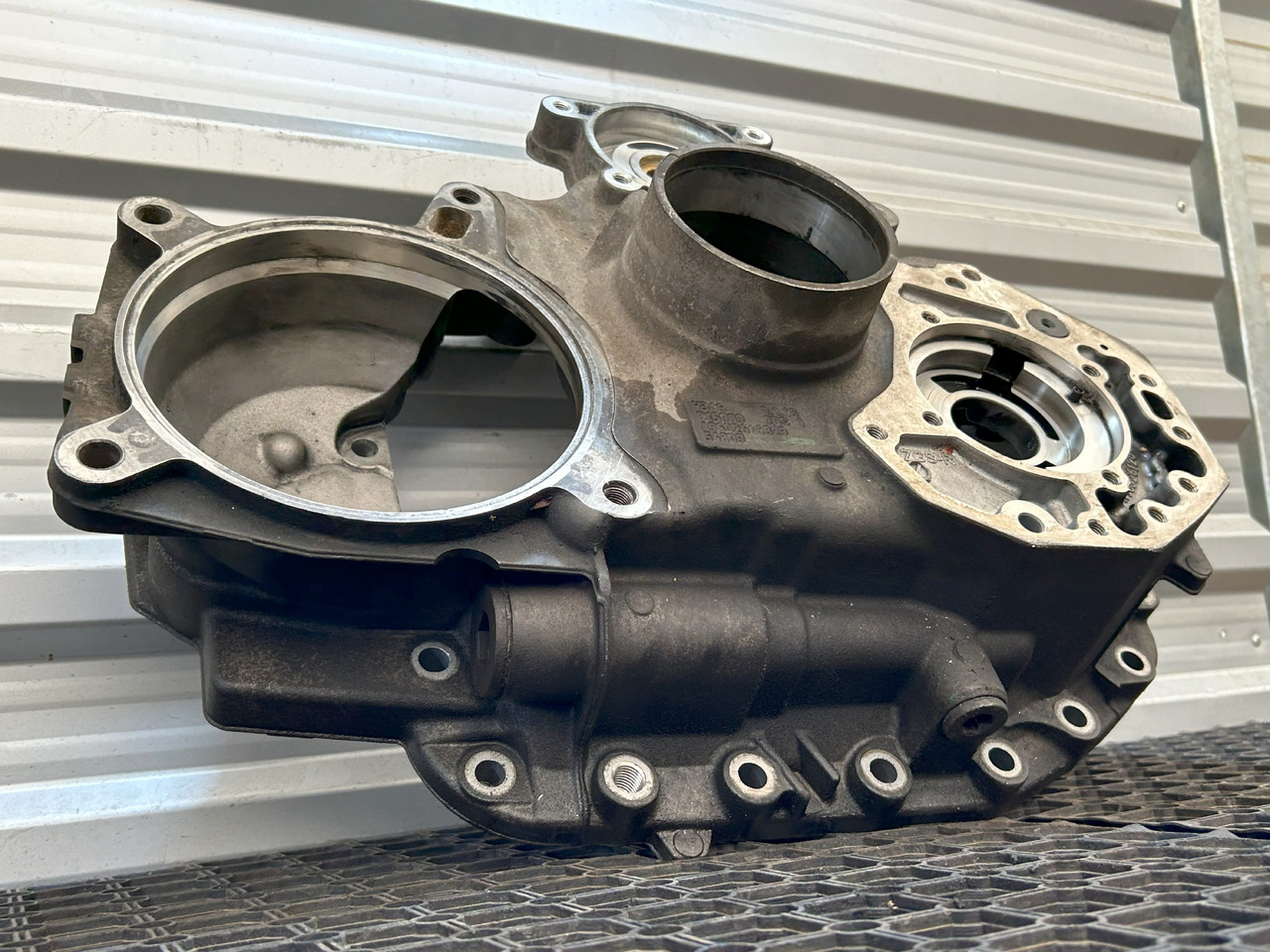 MERCEDES-BENZ AROCS MP4 GEARBOX REAR COVER G330-12 - Prevodovka a diely: obrázok 3 MERCEDES-BENZ AROCS MP4 GEARBOX REAR COVER G330-12 - Prevodovka a diely: obrázok 3