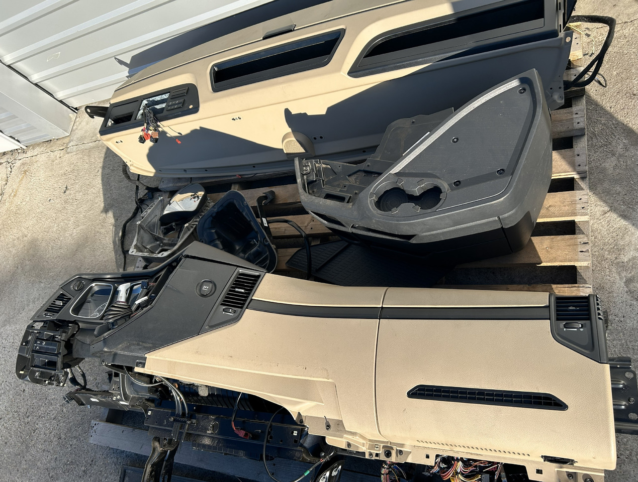 MERCEDES-BENZ KOMPLETNA PRZEKŁADKA WNĘTRZA - DESKA KONSOLA DO ANGLIKA MERCEDES ACTROS MP4 L STREAM SPACE - Kabína: obrázok 4 MERCEDES-BENZ KOMPLETNA PRZEKŁADKA WNĘTRZA - DESKA KONSOLA DO ANGLIKA MERCEDES ACTROS MP4 L STREAM SPACE - Kabína: obrázok 4