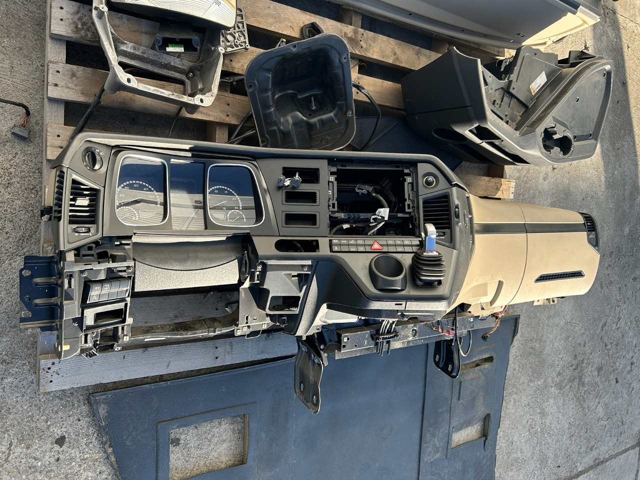 MERCEDES-BENZ KOMPLETNA PRZEKŁADKA WNĘTRZA - DESKA KONSOLA DO ANGLIKA MERCEDES ACTROS MP4 L STREAM SPACE - Kabína: obrázok 5 MERCEDES-BENZ KOMPLETNA PRZEKŁADKA WNĘTRZA - DESKA KONSOLA DO ANGLIKA MERCEDES ACTROS MP4 L STREAM SPACE - Kabína: obrázok 5