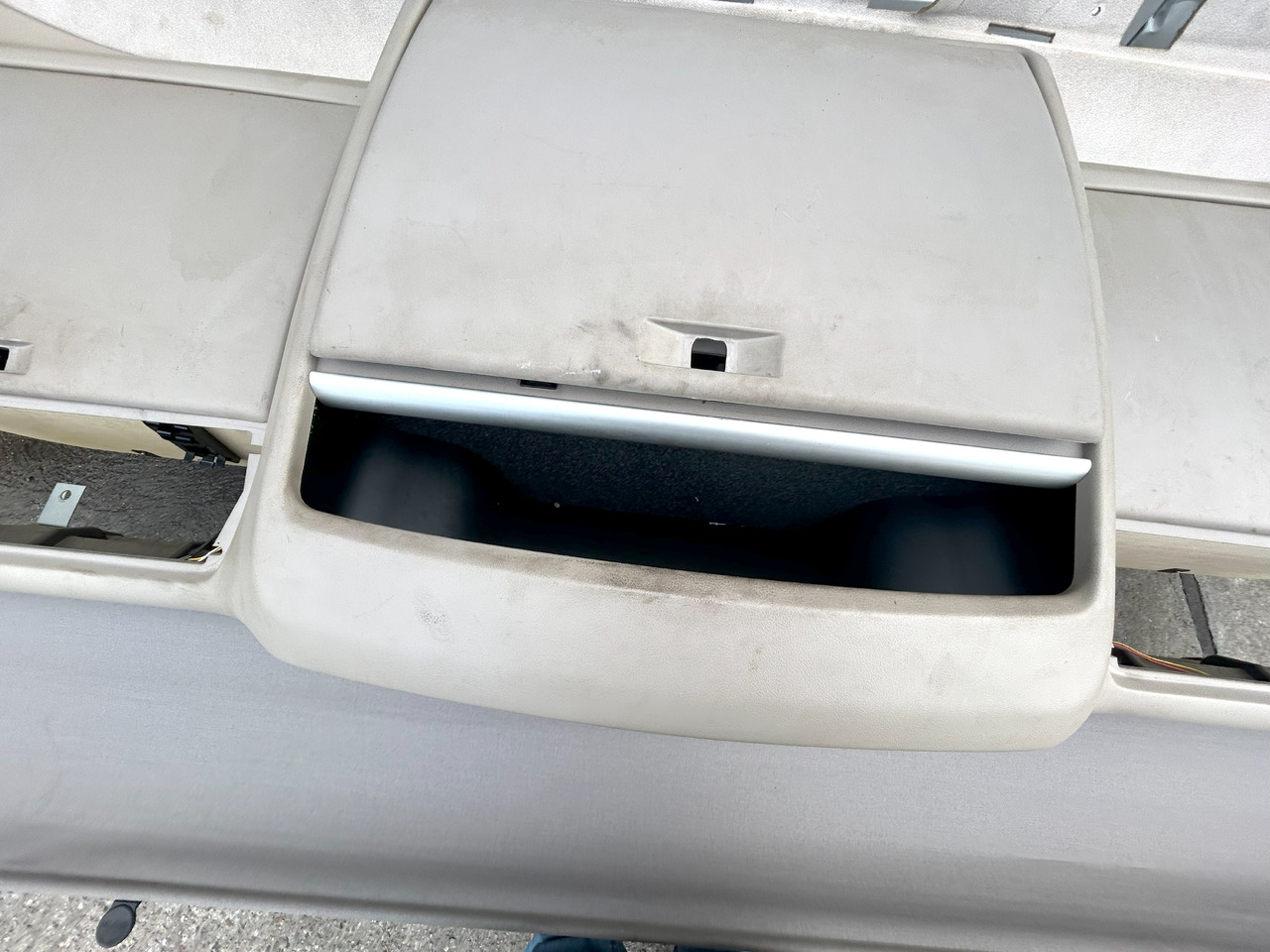 DAF XF 106 480 UPPER COCKPIT STORAGE SHELVES SHELF STORAGE CONSOLE BOARD SUPER SPACE CAB - Náhradný diel: obrázok 4 DAF XF 106 480 UPPER COCKPIT STORAGE SHELVES SHELF STORAGE CONSOLE BOARD SUPER SPACE CAB - Náhradný diel: obrázok 4