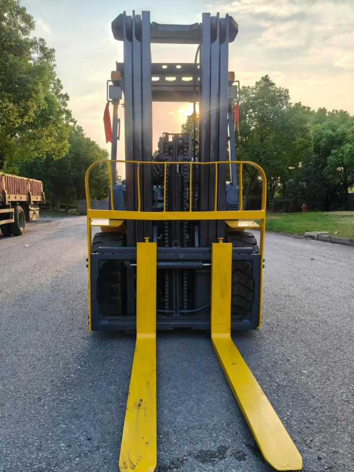 Komatsu Forklift 3 ton Capacity FD30-15, FD30-16, FD30-17 - Dieselový vysokozdvižný vozík: obrázok 4 Komatsu Forklift 3 ton Capacity FD30-15, FD30-16, FD30-17 - Dieselový vysokozdvižný vozík: obrázok 4