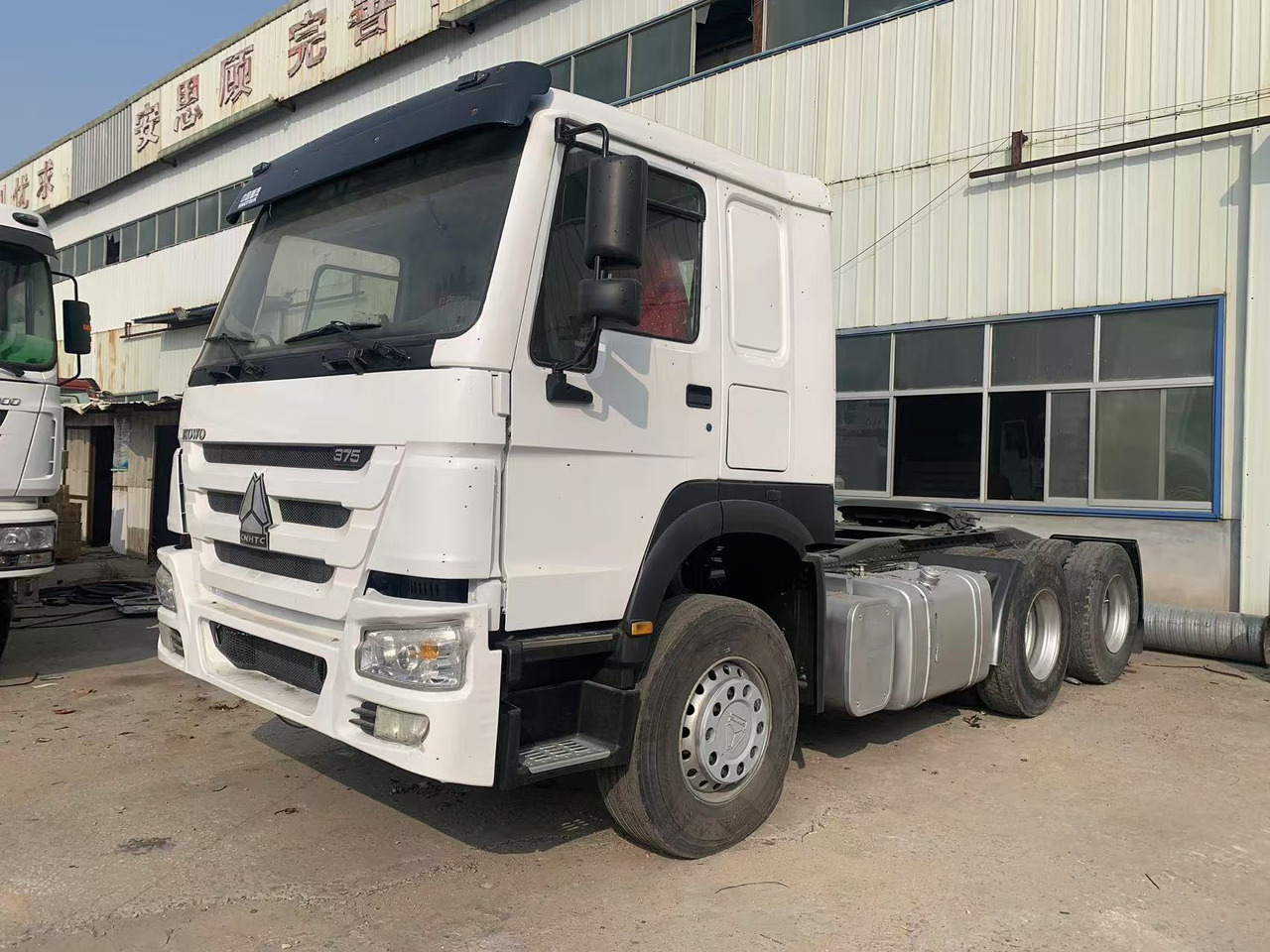 Howo 375HP Truck Head Howo Tractor Truck 10 Wheels - Ťahač: obrázok 4 Howo 375HP Truck Head Howo Tractor Truck 10 Wheels - Ťahač: obrázok 4