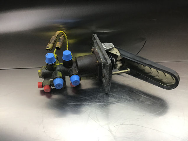 Liebherr Brake Pedal - Pedál: obrázok 2 Liebherr Brake Pedal - Pedál: obrázok 2