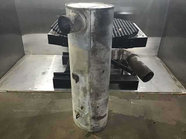 Liebherr Exhaust Silencer - Tlumič výfuku: obrázok 1 Liebherr Exhaust Silencer - Tlumič výfuku: obrázok 1