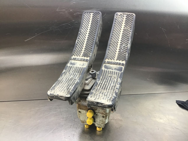 Liebherr Pilot Control Unit - Pedál: obrázok 1 Liebherr Pilot Control Unit - Pedál: obrázok 1