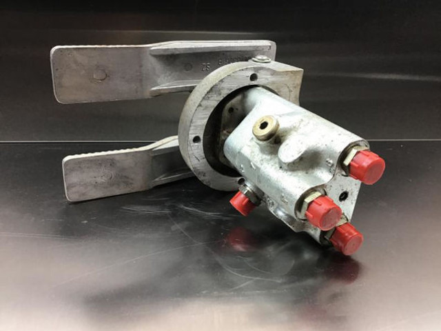 Liebherr Pilot Control Unit - Pedál: obrázok 4 Liebherr Pilot Control Unit - Pedál: obrázok 4