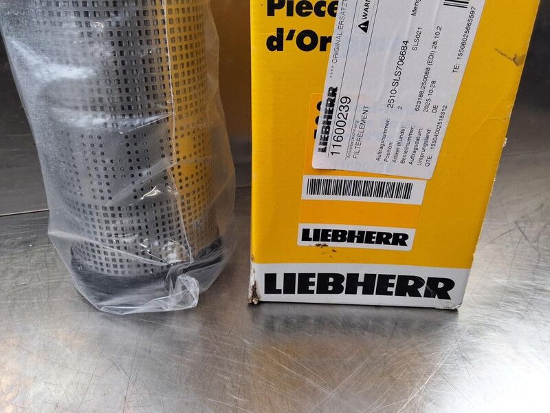 Liebherr R922 / R924 / R922 LC / R914 COMPACT / R920 LC / R920 NLC / R918 XLC / R918 LC / R918 NLC / R924 LC - Vzduchový filter: obrázok 2 Liebherr R922 / R924 / R922 LC / R914 COMPACT / R920 LC / R920 NLC / R918 XLC / R918 LC / R918 NLC / R924 LC - Vzduchový filter: obrázok 2
