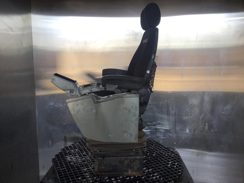 Liebherr R926 COMP / R946 LC / R946 LC-V - Sedadlo: obrázok 3 Liebherr R926 COMP / R946 LC / R946 LC-V - Sedadlo: obrázok 3