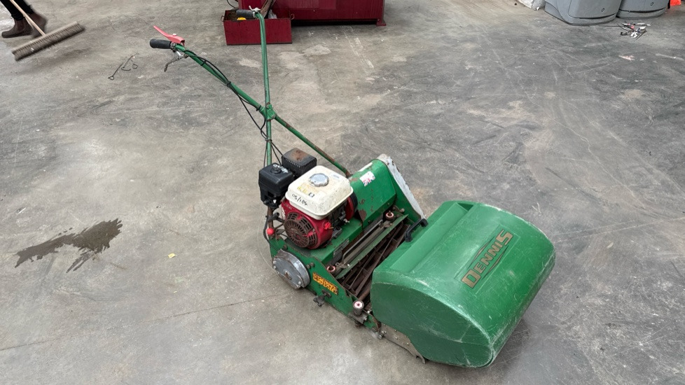 DENNIS FT510 PEDESTRIAN CYLINDER MOWER WITH 9K UNIT AND GRASS BOX - Stavebné zariadenia: obrázok 4 DENNIS FT510 PEDESTRIAN CYLINDER MOWER WITH 9K UNIT AND GRASS BOX - Stavebné zariadenia: obrázok 4