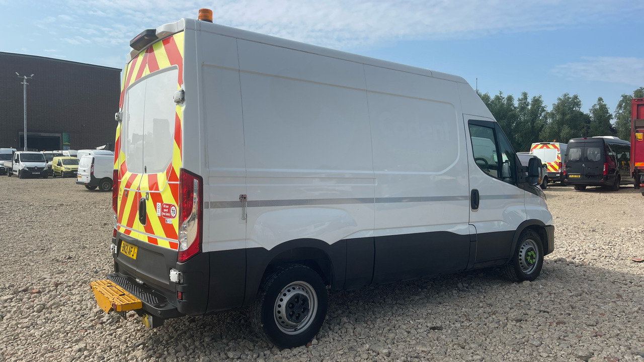Iveco Daily 35-120 2.3 3520 WB - Furgon: obrázok 4 Iveco Daily 35-120 2.3 3520 WB - Furgon: obrázok 4