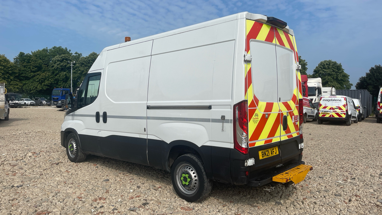 Iveco Daily 35-120 2.3 3520 WB - Furgon: obrázok 3 Iveco Daily 35-120 2.3 3520 WB - Furgon: obrázok 3