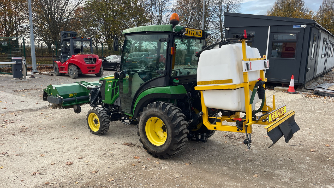 JOHN DEERE 2038R - Traktor: obrázok 3 JOHN DEERE 2038R - Traktor: obrázok 3