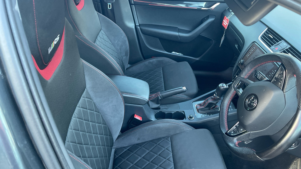 SKODA OCTAVIA 2.0 TSI 245PS VRS - Kombi: obrázok 5 SKODA OCTAVIA 2.0 TSI 245PS VRS - Kombi: obrázok 5