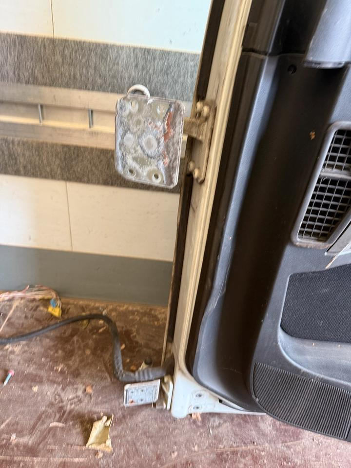 MAN TGX Beifahrertür Weiß Innenverkleidung LN 67 - Dvere a diely pre Nákladné auto: obrázok 3 MAN TGX Beifahrertür Weiß Innenverkleidung LN 67 - Dvere a diely pre Nákladné auto: obrázok 3