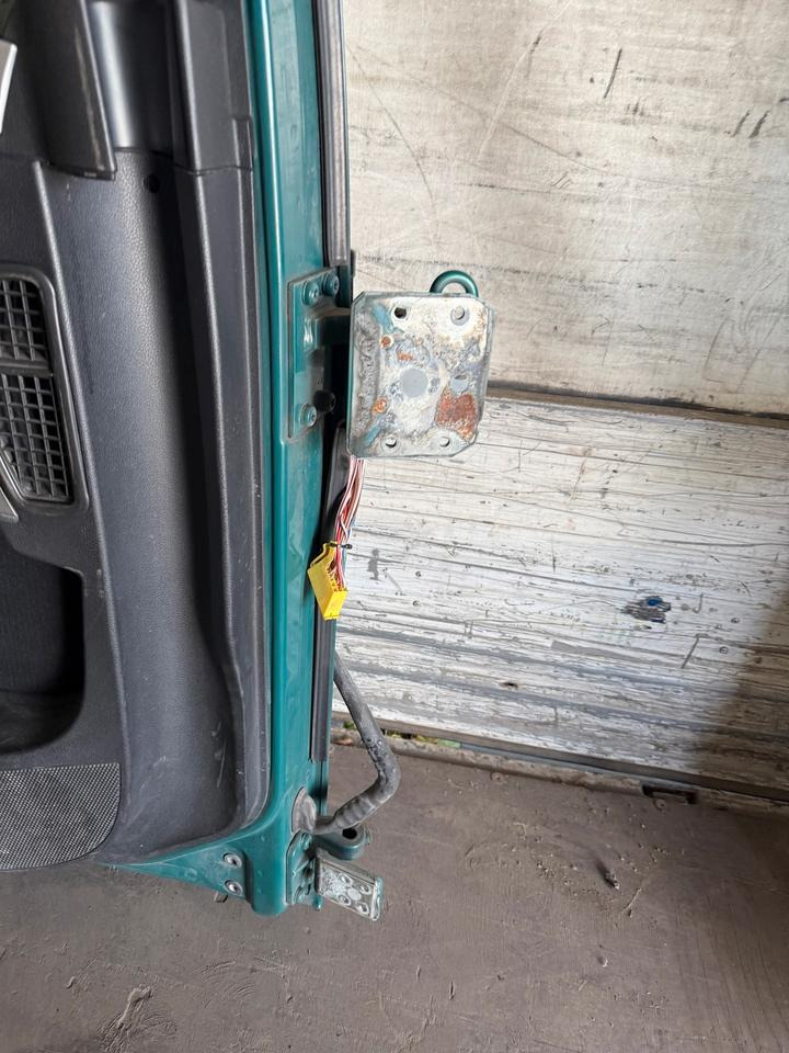 MAN TGX Fahrertür Grün Spiegel Innenverkleidung LN 60 - Dvere a diely pre Nákladné auto: obrázok 3 MAN TGX Fahrertür Grün Spiegel Innenverkleidung LN 60 - Dvere a diely pre Nákladné auto: obrázok 3