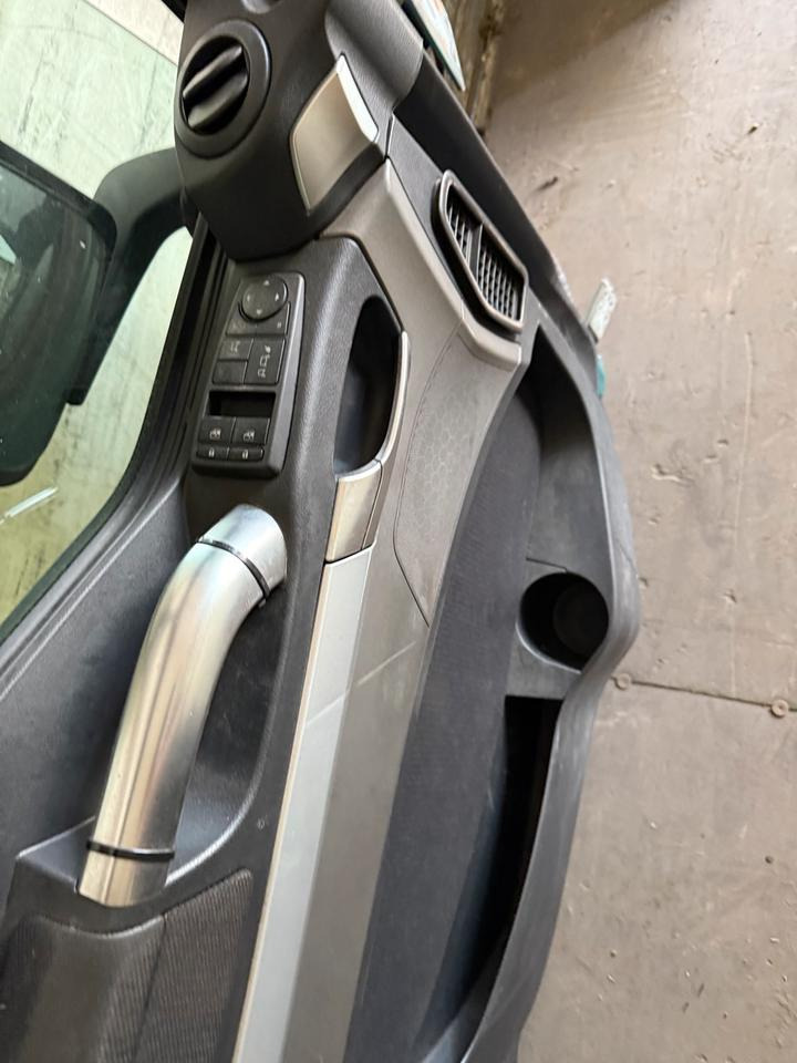 MAN TGX Fahrertür Grün Spiegel Innenverkleidung LN 60 - Dvere a diely pre Nákladné auto: obrázok 4 MAN TGX Fahrertür Grün Spiegel Innenverkleidung LN 60 - Dvere a diely pre Nákladné auto: obrázok 4