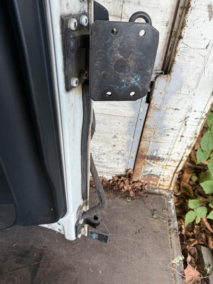 MAN TGX Fahrertür Weiß mit Spiegel Innenverkleidung LN 84 - Dvere a diely pre Nákladné auto: obrázok 3 MAN TGX Fahrertür Weiß mit Spiegel Innenverkleidung LN 84 - Dvere a diely pre Nákladné auto: obrázok 3