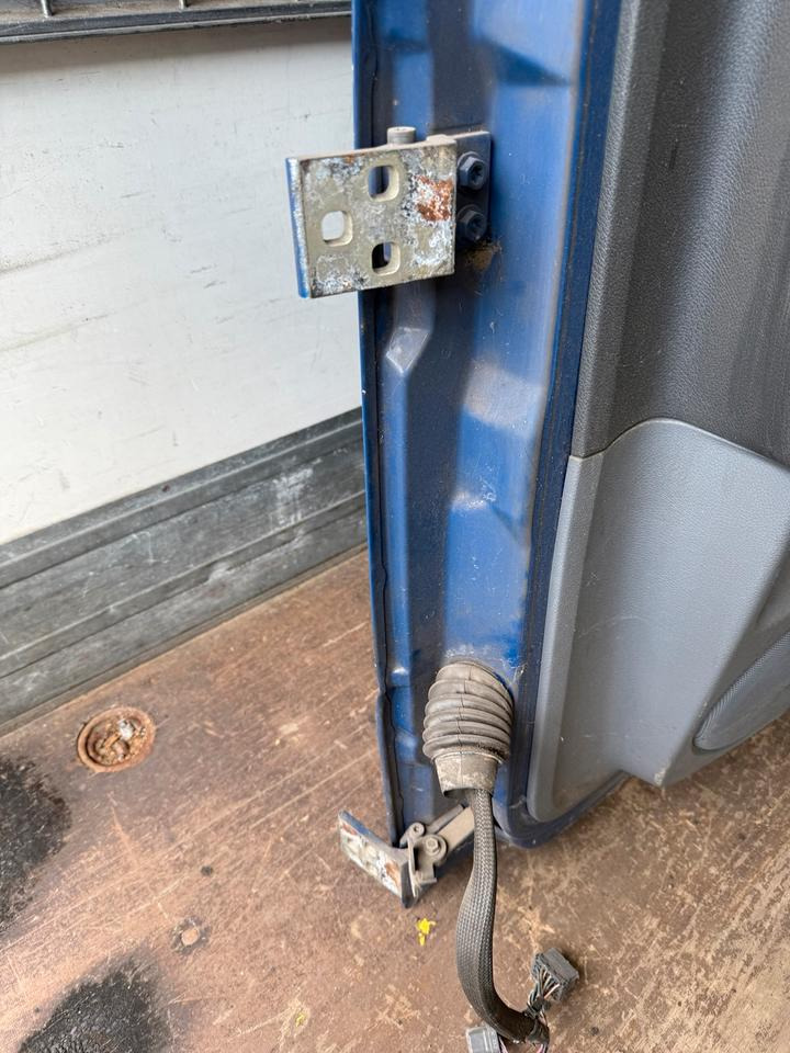 Mercedes Atego 2 Beifahrertür Blau Spiegel Innenverkleidung LN 68 - Dvere a diely pre Nákladné auto: obrázok 4 Mercedes Atego 2 Beifahrertür Blau Spiegel Innenverkleidung LN 68 - Dvere a diely pre Nákladné auto: obrázok 4