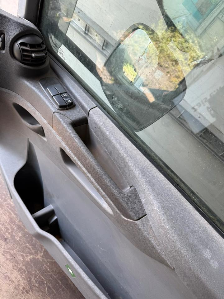 Mercedes Atego 2 Beifahrertür Grau Spiegel Innenverkleidung LN 70 - Dvere a diely pre Nákladné auto: obrázok 4 Mercedes Atego 2 Beifahrertür Grau Spiegel Innenverkleidung LN 70 - Dvere a diely pre Nákladné auto: obrázok 4