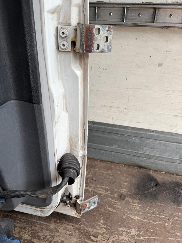 Mercedes Atego 2 Fahrertür Weiße Spiegel Innenverkleidung LN 72 - Dvere a diely pre Nákladné auto: obrázok 3 Mercedes Atego 2 Fahrertür Weiße Spiegel Innenverkleidung LN 72 - Dvere a diely pre Nákladné auto: obrázok 3