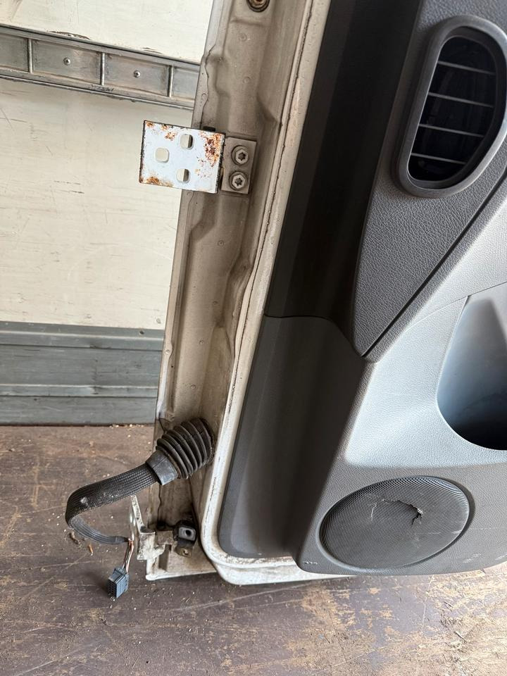 Mercedes Atego Beifahrertür Weiß Spiegel Innenverkleidung LN 75 - Dvere a diely pre Nákladné auto: obrázok 4 Mercedes Atego Beifahrertür Weiß Spiegel Innenverkleidung LN 75 - Dvere a diely pre Nákladné auto: obrázok 4