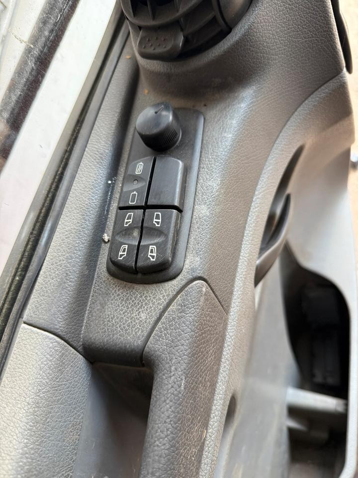 Mercedes Atego Fahrertür Rot Spiegel Innenverkleidung LN 74 - Dvere a diely pre Nákladné auto: obrázok 3 Mercedes Atego Fahrertür Rot Spiegel Innenverkleidung LN 74 - Dvere a diely pre Nákladné auto: obrázok 3