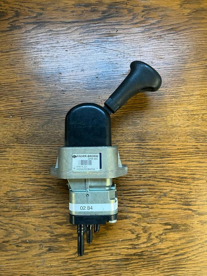 Mercedes Bremsventil Feststellbremse Handbremsventil A0004200284 - Brzdový ventil pre Nákladné auto: obrázok 1 Mercedes Bremsventil Feststellbremse Handbremsventil A0004200284 - Brzdový ventil pre Nákladné auto: obrázok 1