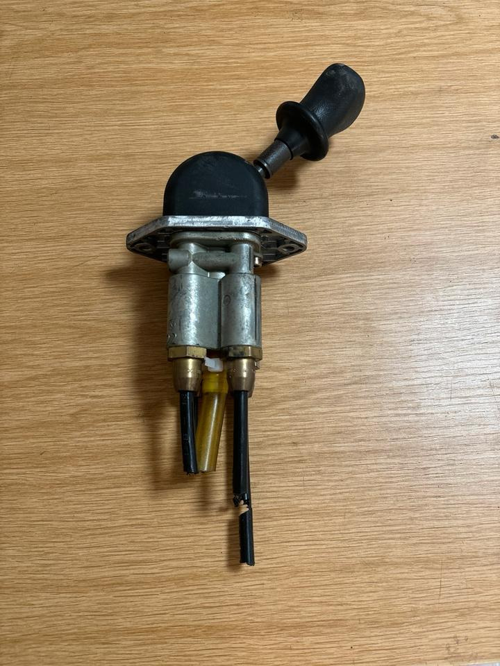 Mercedes KNORR-BREMSE Handbremsventil / Festellbremse 0481016603 - Radiaca páka pre Nákladné auto: obrázok 1 Mercedes KNORR-BREMSE Handbremsventil / Festellbremse 0481016603 - Radiaca páka pre Nákladné auto: obrázok 1