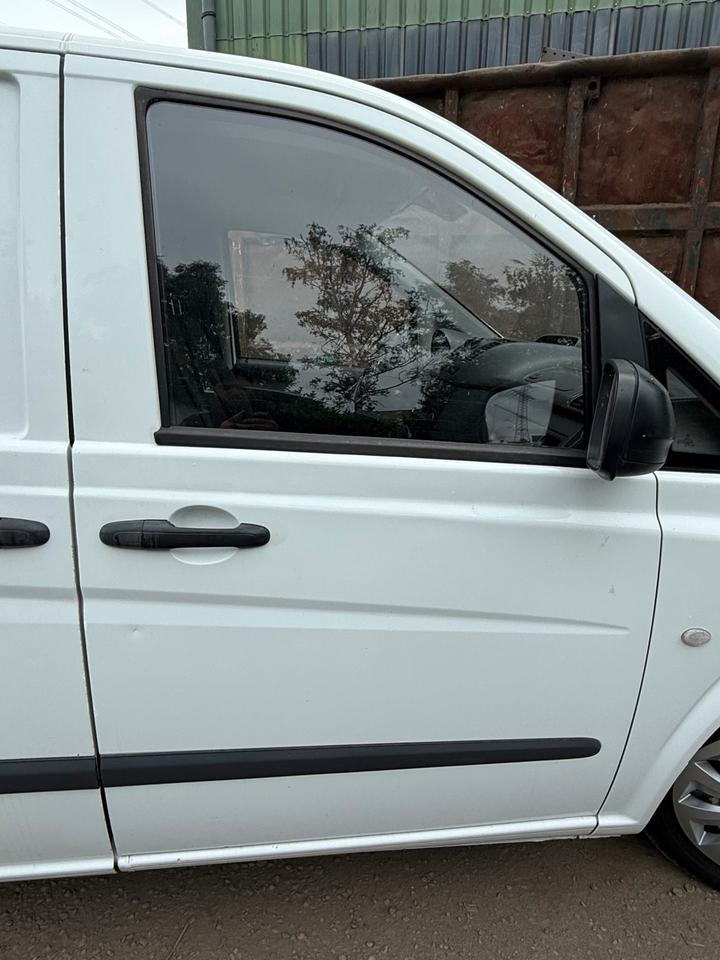 Mercedes VITO Beifahrertür Rechts komplett BJ 2012 - Dvere a diely pre Dodávka: obrázok 1 Mercedes VITO Beifahrertür Rechts komplett BJ 2012 - Dvere a diely pre Dodávka: obrázok 1