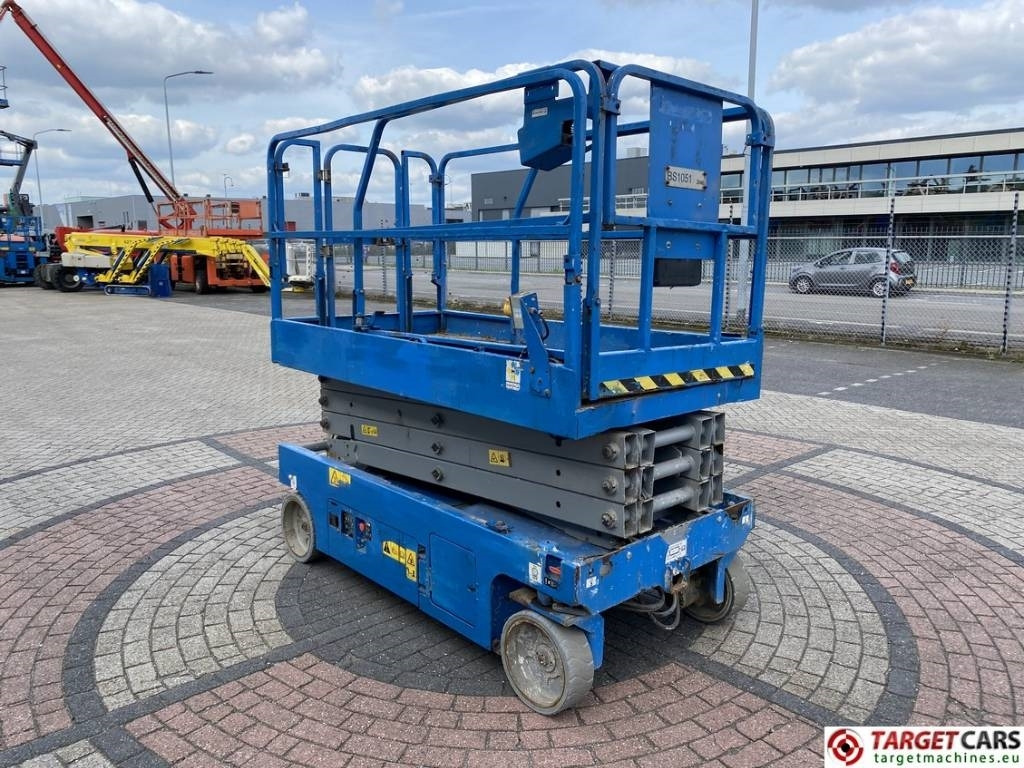 Genie GS-2646 Electric GS2646 Scissor Work Lift 992cm - Samohybná plošiny: obrázok 2 Genie GS-2646 Electric GS2646 Scissor Work Lift 992cm - Samohybná plošiny: obrázok 2