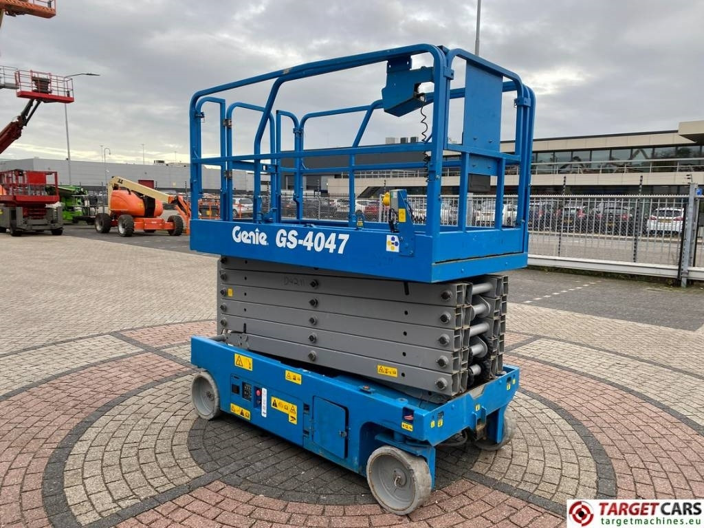 Genie GS-4047 Electric GS4047 Scissor Work Lift 1389cm - Samohybná plošiny: obrázok 2 Genie GS-4047 Electric GS4047 Scissor Work Lift 1389cm - Samohybná plošiny: obrázok 2