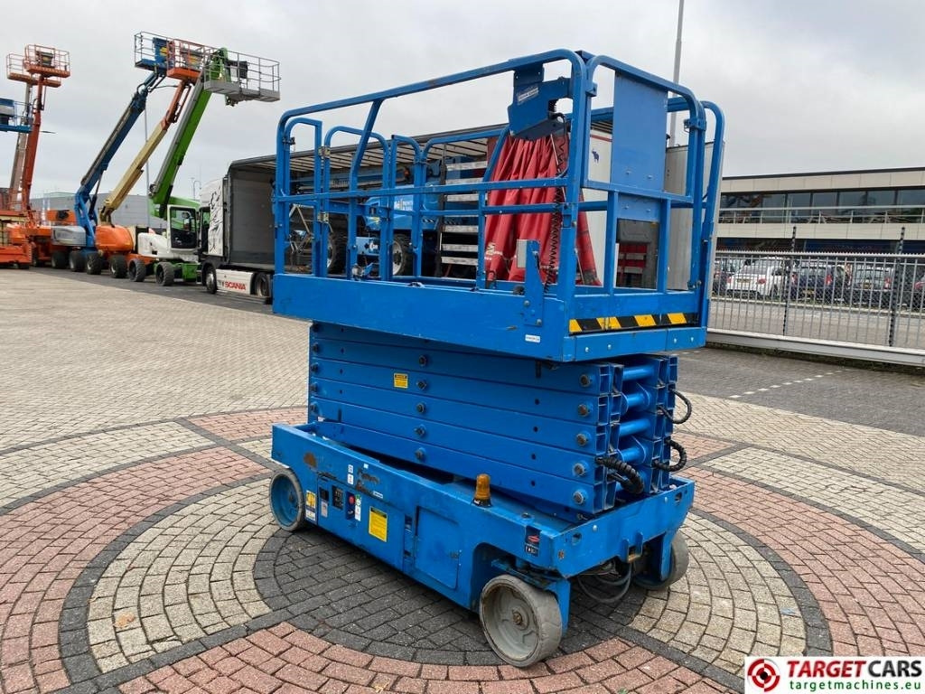 Genie GS-4047 Electric Scissor Work Lift 1389cm - Samohybná plošiny: obrázok 2 Genie GS-4047 Electric Scissor Work Lift 1389cm - Samohybná plošiny: obrázok 2