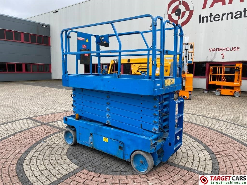 Genie GS-4047 Electric Scissor Work Lift 1389cm - Samohybná plošiny: obrázok 4 Genie GS-4047 Electric Scissor Work Lift 1389cm - Samohybná plošiny: obrázok 4