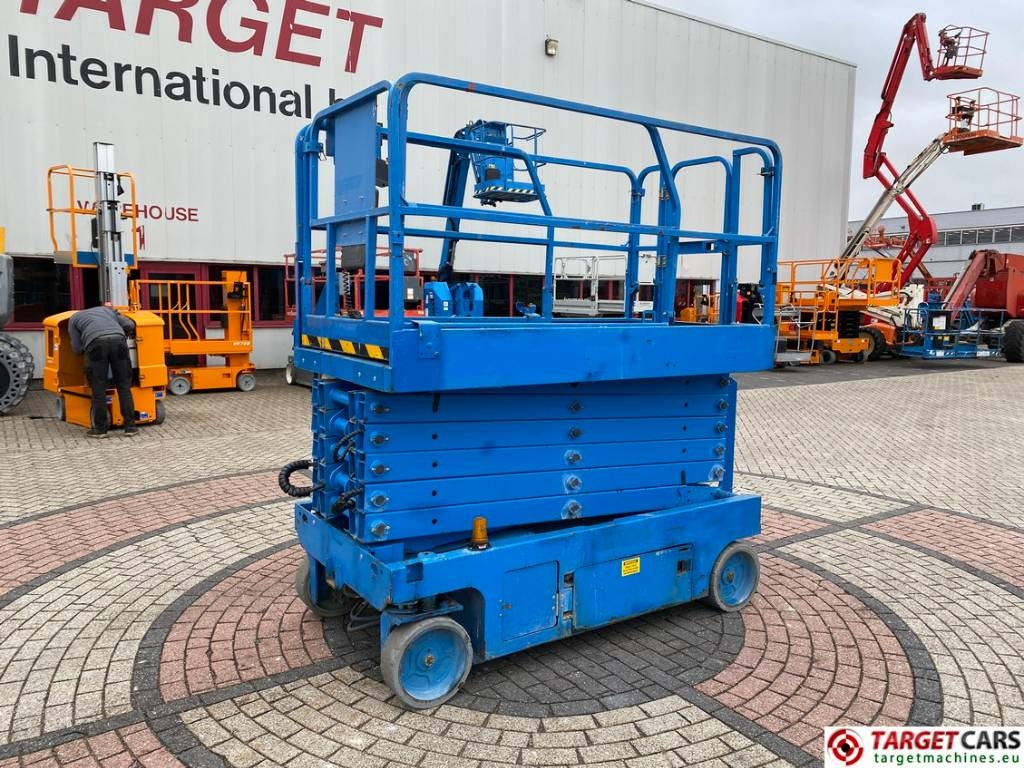Genie GS-4047 Electric Scissor Work Lift 1389cm - Samohybná plošiny: obrázok 1 Genie GS-4047 Electric Scissor Work Lift 1389cm - Samohybná plošiny: obrázok 1