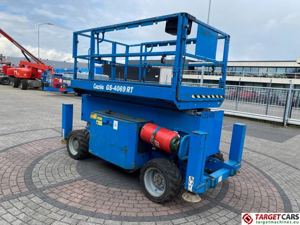 Genie GS-4069 RT LPG 4x4 Scissor Work Lift 1412cm - Samohybná plošiny: obrázok 2 Genie GS-4069 RT LPG 4x4 Scissor Work Lift 1412cm - Samohybná plošiny: obrázok 2