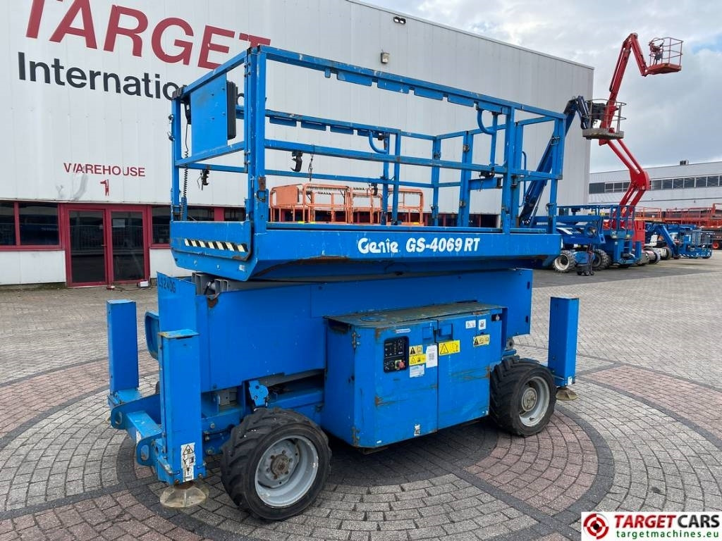 Genie GS-4069 RT LPG 4x4 Scissor Work Lift 1412cm - Samohybná plošiny: obrázok 1 Genie GS-4069 RT LPG 4x4 Scissor Work Lift 1412cm - Samohybná plošiny: obrázok 1