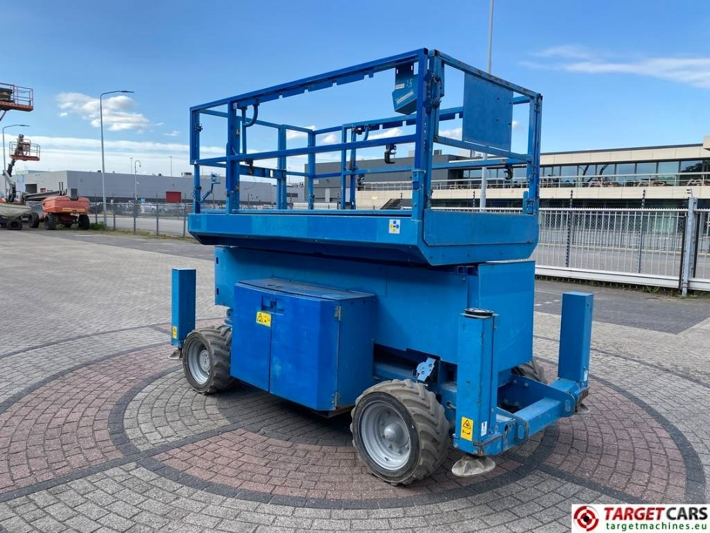 Genie GS-4069DC Electric 4x4 Scissor Work Lift 1412cm - Samohybná plošiny: obrázok 2 Genie GS-4069DC Electric 4x4 Scissor Work Lift 1412cm - Samohybná plošiny: obrázok 2