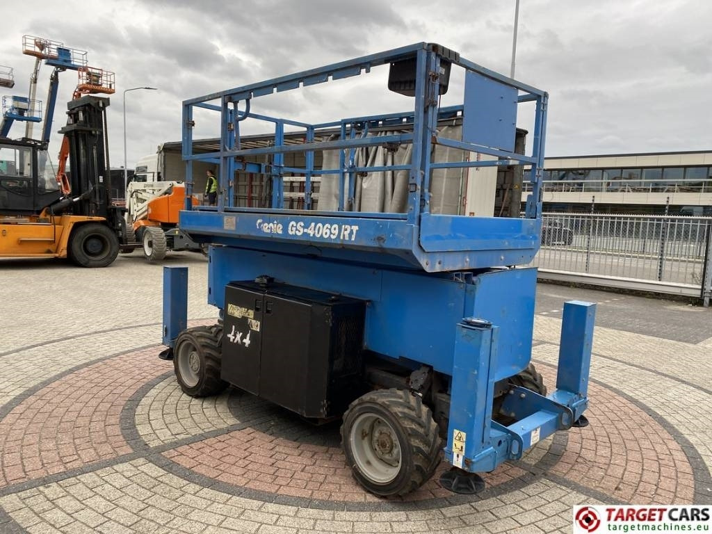 Genie GS-4069RT Diesel 4x4 Scissor Work Lift 1412cm - Samohybná plošiny: obrázok 2 Genie GS-4069RT Diesel 4x4 Scissor Work Lift 1412cm - Samohybná plošiny: obrázok 2
