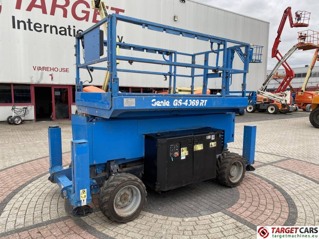Genie GS-4069RT Diesel 4x4 Scissor Work Lift 1412cm - Samohybná plošiny: obrázok 1 Genie GS-4069RT Diesel 4x4 Scissor Work Lift 1412cm - Samohybná plošiny: obrázok 1