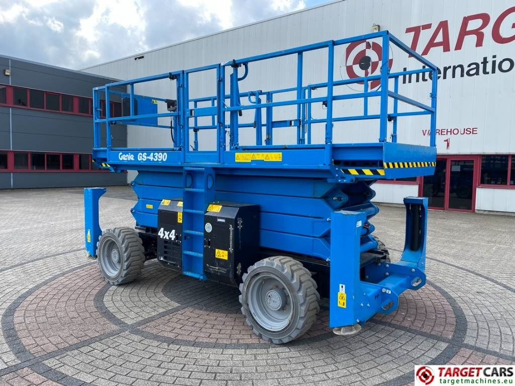 Genie GS-4390 RT LPG 4x4 Scissor Work Lift 1511cm - Samohybná plošiny: obrázok 4 Genie GS-4390 RT LPG 4x4 Scissor Work Lift 1511cm - Samohybná plošiny: obrázok 4