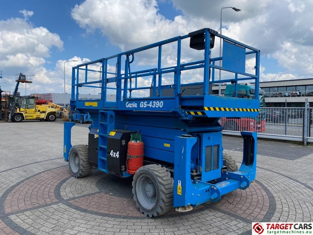 Genie GS-4390 RT LPG 4x4 Scissor Work Lift 1511cm - Samohybná plošiny: obrázok 2 Genie GS-4390 RT LPG 4x4 Scissor Work Lift 1511cm - Samohybná plošiny: obrázok 2