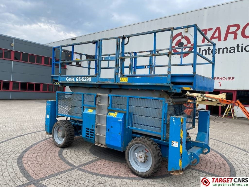 Genie GS-5390RT Diesel 4x4 Scissor Work Lift 1815cm - Samohybná plošiny: obrázok 4 Genie GS-5390RT Diesel 4x4 Scissor Work Lift 1815cm - Samohybná plošiny: obrázok 4