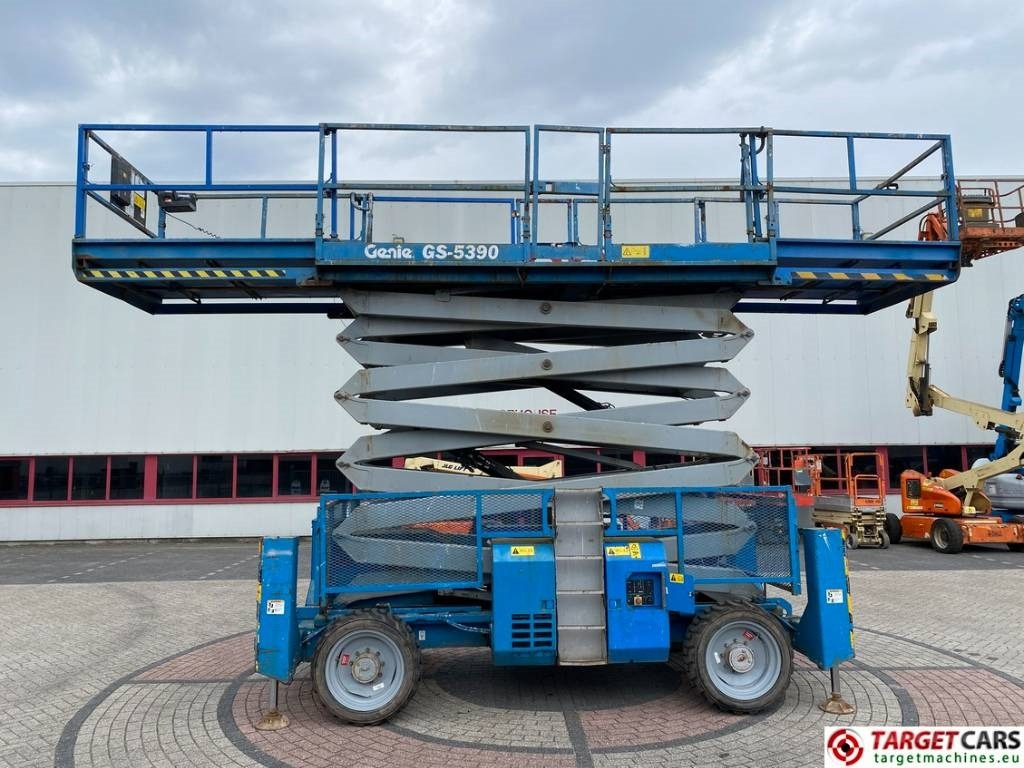 Genie GS-5390RT Diesel 4x4 Scissor Work Lift 1815cm - Samohybná plošiny: obrázok 5 Genie GS-5390RT Diesel 4x4 Scissor Work Lift 1815cm - Samohybná plošiny: obrázok 5