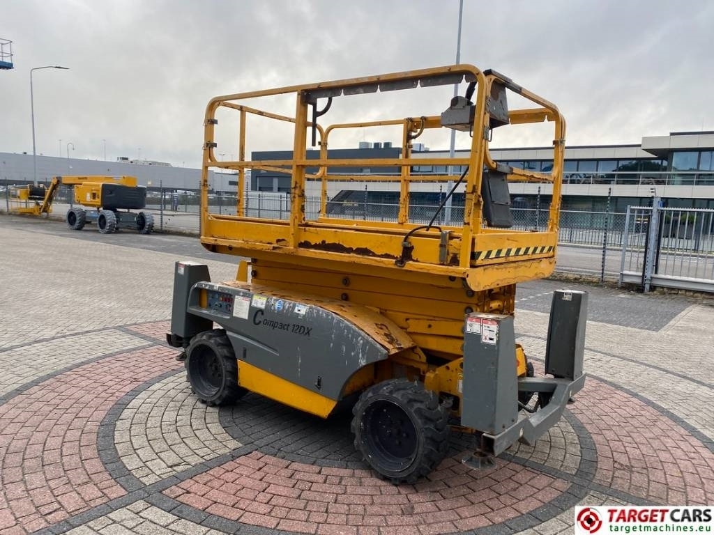 Haulotte Compact 12DX Diesel 4x4 Scissor Work Lift 1206cm - Samohybná plošiny: obrázok 2 Haulotte Compact 12DX Diesel 4x4 Scissor Work Lift 1206cm - Samohybná plošiny: obrázok 2