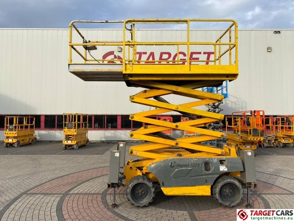 Haulotte Compact 12DX Diesel 4x4 Scissor Work Lift 1206cm - Samohybná plošiny: obrázok 5 Haulotte Compact 12DX Diesel 4x4 Scissor Work Lift 1206cm - Samohybná plošiny: obrázok 5