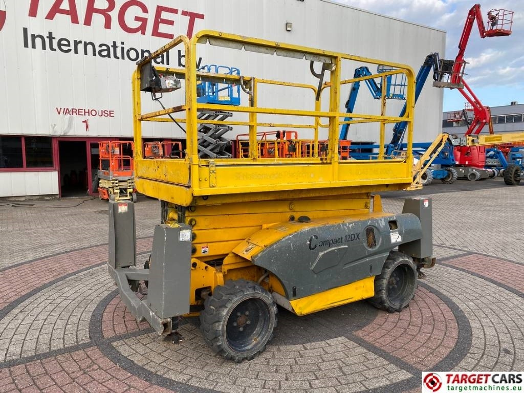 Haulotte Compact 12DX Diesel 4x4 Scissor Work Lift 1206cm - Samohybná plošiny: obrázok 1 Haulotte Compact 12DX Diesel 4x4 Scissor Work Lift 1206cm - Samohybná plošiny: obrázok 1