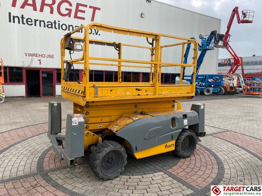 Haulotte Compact 12DX Diesel 4x4 Scissor Work Lift 1206cm - Samohybná plošiny: obrázok 1 Haulotte Compact 12DX Diesel 4x4 Scissor Work Lift 1206cm - Samohybná plošiny: obrázok 1