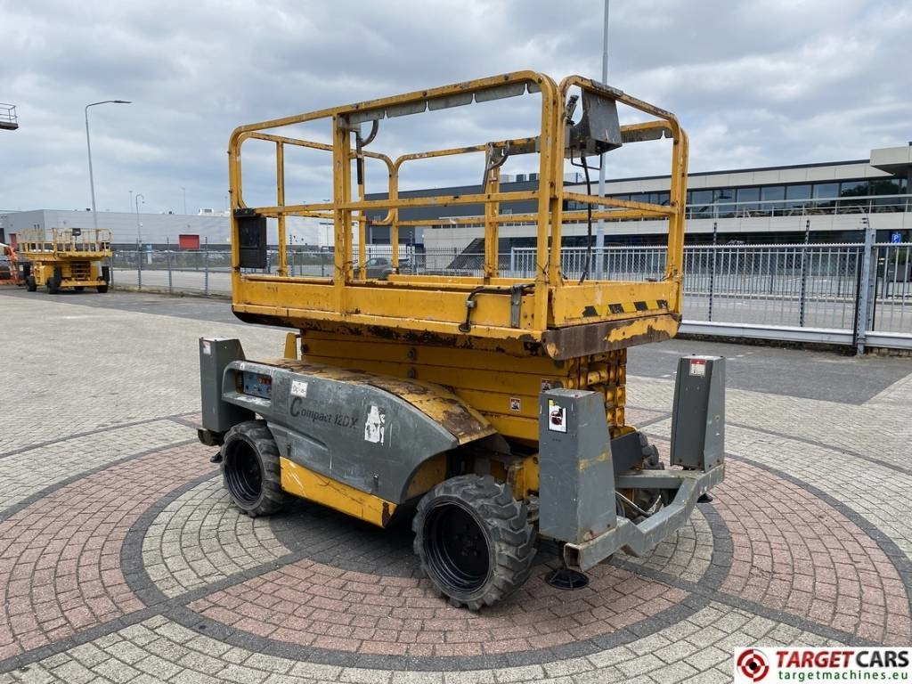 Haulotte Compact 12DX Diesel 4x4 Scissor Work Lift 1206cm - Samohybná plošiny: obrázok 2 Haulotte Compact 12DX Diesel 4x4 Scissor Work Lift 1206cm - Samohybná plošiny: obrázok 2