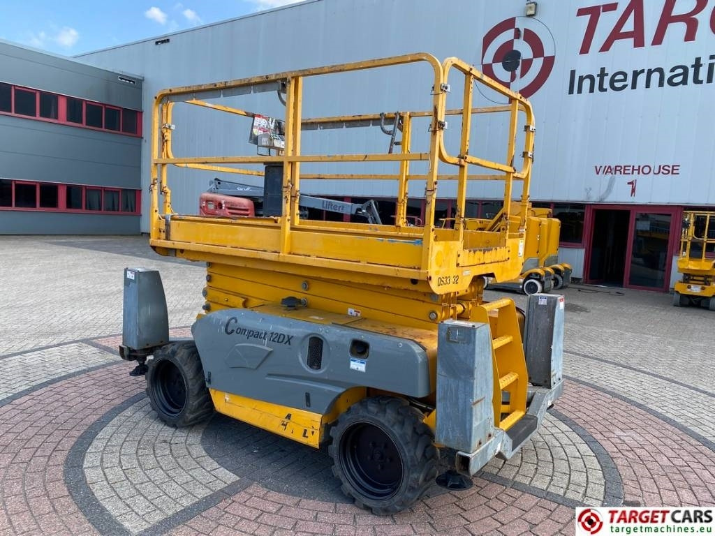 Haulotte Compact 12DX Diesel 4x4 Scissor Work Lift 1206cm - Samohybná plošiny: obrázok 4 Haulotte Compact 12DX Diesel 4x4 Scissor Work Lift 1206cm - Samohybná plošiny: obrázok 4